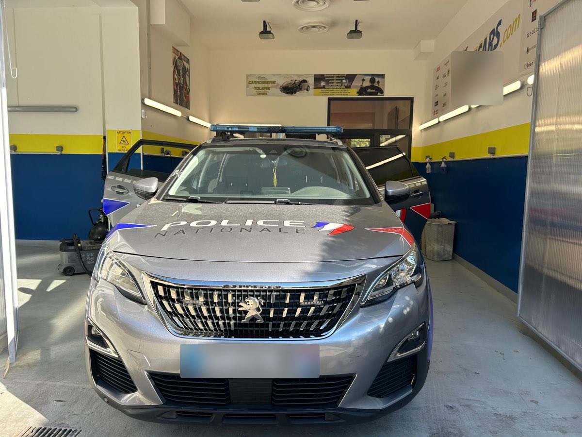 Peugeot 3008 sérigraphié Police nationale après lavage en station Mister Clean Cars