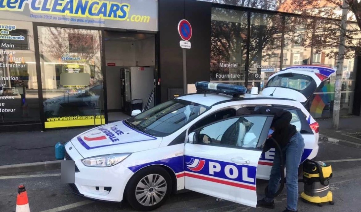 Aspiration de l'habitacle d'une Ford Focus de la Police nationale